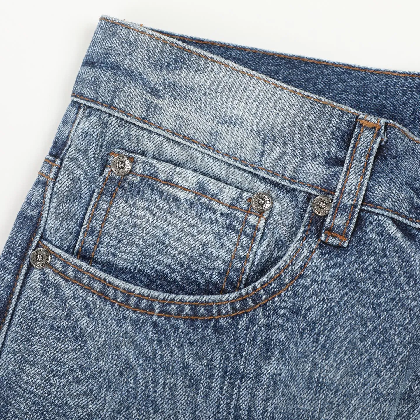 P280 Chromehearts washed blue ripped starry sky leather jeans adopt starry sky theme leather elements, mostly presented in the shape of a cross, with glitter on the leather surface. Unique design, simple and elegant details, exquisite workmanship, the entire trousers are neatly routed, and the details are in place! Ceiling-level jeans, a pair that is hard to find at the counter. About Zangyin, this is an extremely luxurious fashion brand that can also be called the aristocrat of the high street. It has always been an exclusive brand for some hipsters or the rich second generation. It is more luxurious and noble than ordinary high streets. It is more fashionable and individual than luxury brands. Top heavy industry fashion design has always been created in high street luxury style. Speaking of this style, Zangyin family and GU family are definitely the leading representative brands, especially the Zangyin family's creation of high street style. It has really achieved a state-of-the-art effect. The color system of this model is made of unique washed materials. It is already quite eye-catching. It is decorated with pink patchwork cross flowers, which cleverly highlights the charm of the brand. Secondly, this model adopts a classic high-waist cutting design, which highlights the long legs and fashionable temperament of the upper body. The brand is highly recognizable and the slim-fitting configuration is more suitable for daily wear. Personality, fashion, and specification interpretation are all at a glance. Needless to say, materials and craftsmanship. As an excellent craftsman brand, Zangyin’s requirements for details and craftsmanship are really perfect. The washed color of this model has gone through a lot of processes, not to mention the embellishment of the denim appliqués. It is also purely hand-made and sewn. Just like what they believe in, only hand-made things have soul and have the meaning of wearing. A top-notch heavy-duty fashionable denim item. Recommended by both hands. Size: 28/30/32/34/36 Waist: 73/78/83/88/93 Knee: 52/53.5/55/56.5/58 Pants length: 100/102/104/106/108